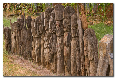Totems funerarios Konso  -   Konso memorial wood carvings