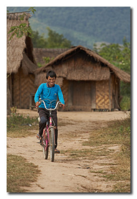 AJ6S7405 Laosiano en bici en el pueblo de Kuk Homong.jpg