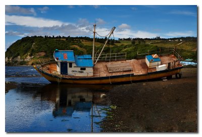 Pesquero varado  -  Beached fishing boat