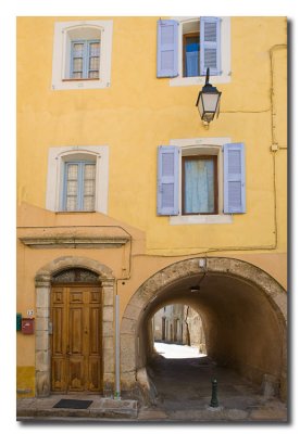 YJ6S2867 Callejon en Cotignac.jpg