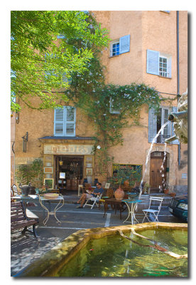 YJ6S2879 Tienda en Cotignac.jpg