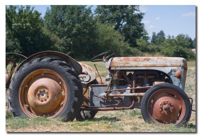 YJ6S2780 Tractor viejo.jpg