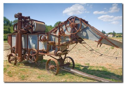 YJ6S2775 Maquina agricola vieja.jpg
