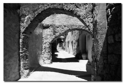 YJ6S2921 Calle en xxx Blanco y Negro.jpg