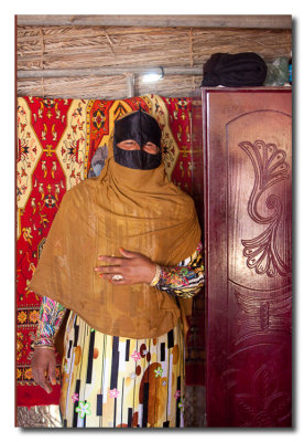Mujer Beduina en su casa en el desierto de Wahiba - Beduin woman in her Wahiba desert home