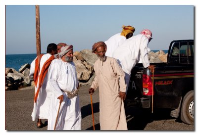 Omanies en el puerto de Masirah - Omani men in the port of Masirah