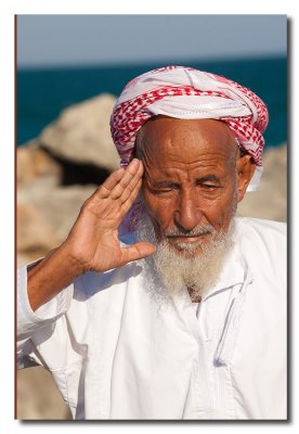 Omani anciano en el puerto de Masirah - Omani elder in the port of Masirah