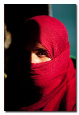 Mujer Omani cubierta en el ferry de Masirah - Covered Omani woman in the Masirah ferry