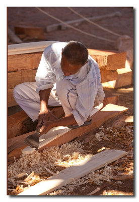 Operario moldeando la madera para el Dhow - Worker moulding the wood for the Dhow