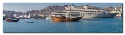  Yate del Sultan y dos Dhows en el puerto de Muscat -  The Sultans yatch and two Dhows in the port of Muscat