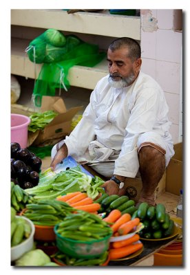 Vendedor en el mercado de verduras - Salesman at the vegetable garden