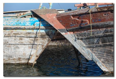 Dhows abandonados y en ruinas en el puerto de Masirah - Derelict boats in Masirah port
