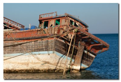 Popa de Dhow abandonado y en ruinas en el puerto de Masirah - Stern of a derelict boat in Masirah port