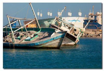 Dhows abandonados y en ruinas en el puerto de Masirah - Derelict dhows in the por of Masirah