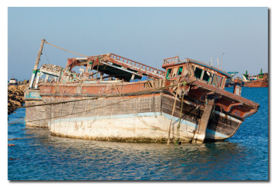 Dhows abandonados y en ruinas en el puerto de Masirah - Derelict dhows in the por of Masirah