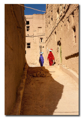 Dos mujeres en una calle de Al Hamra - Two women in a street of Al Hamra