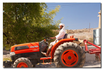 Omani sobre tractor en Al Hamra - Omani on a tractor in Al Hamra