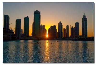 Puesta de sol con los edificios que rodean el Burj Kahlfa - Sunset on the buildings surounding the Burj Kahlifa