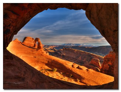Delicate Arch visto desde una ventana   -  Delicate Arch through a window