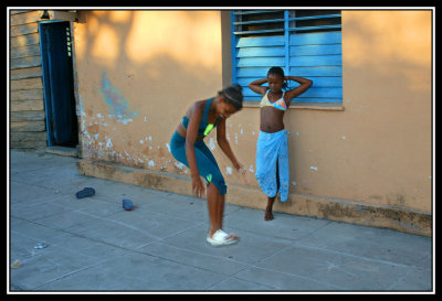 Nias Jugando  -  Girls playing