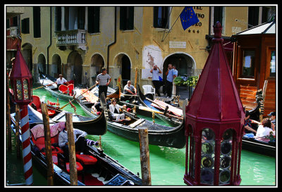 Gondolas en un canal  -  Gondolas in a canal