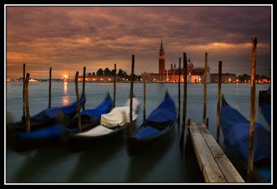 Madrugada Gondolas y el Lido  -  Dawn Gondolas and Lido