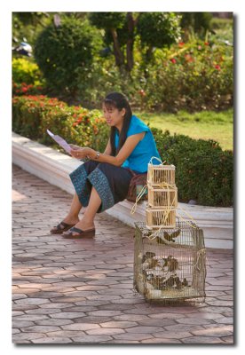 Joven Triste Laosiana leyendo carta  -  Sad Laotian girl reading a letter