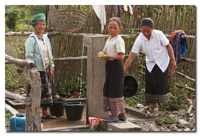 Mujeres en la fuente de agua - Women at the water fountain