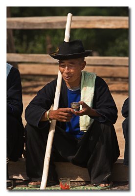 Anciano en la ceremonia del columpio  -  Elder in the swing ceremony