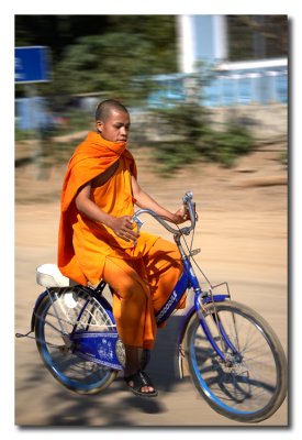 Monje en bicicleta  -  Monk on bicycle