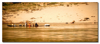 Familia en una canoa  -  Family on canoe