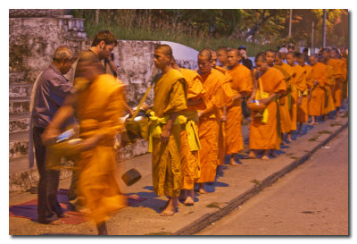 Monjes reciben comida de la gente al amanecer  -  Monks receive food from people at dawn