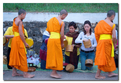 Monjes reciben comida  -  Monk receive food