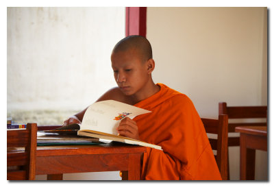 Monje Budista leyendo  -   Buddhist monk reading