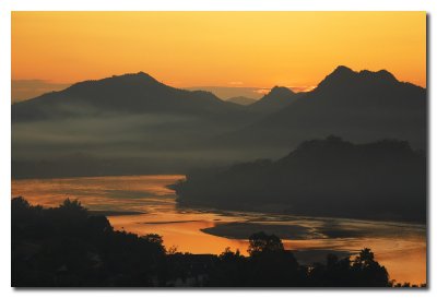 Puesta de sol en el Rio Mekong  -  Sunset on the Mekong river