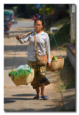 Mujer Laosiana transporta sus compras  -  Laotien woman carries her  groceries