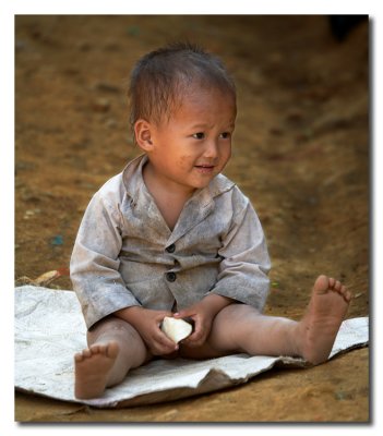 Nio comiendo arroz  -  Child eating rice