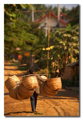 Vendedor de cestos ambulante  -  Travelling basket salesman