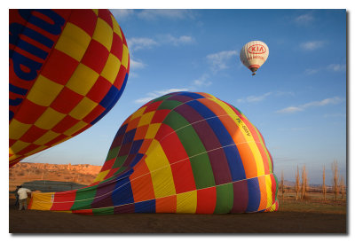 Inflando los globos  -  Inflating the balloons