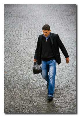 Joven en calle lluviosa - Man on rained street