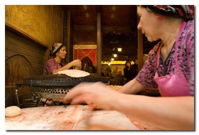 Seoras haciendo tortas - Women making flat bread
