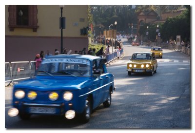 Renault 8 TS Club desfilan en Monjuic Parc