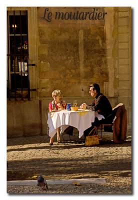 Turistas comiendo delante del Palacio Papal  -  Dining in front of the Papal palace