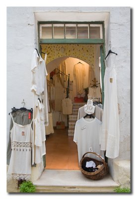 48 Tienda de ropa blanca  -  White clothing store