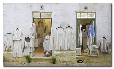 34 Tienda de ropa blanca - White clothing store