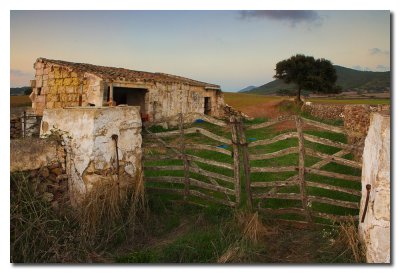 Caseta y Porton  -  Farmer's gate and hut