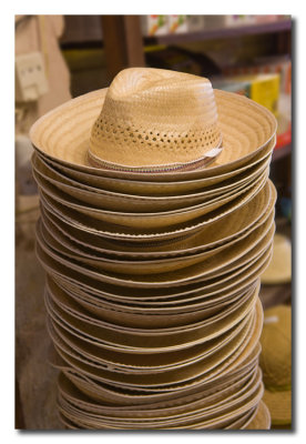 Sombreros en una tienda  -  Hats in a store