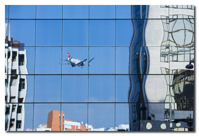 Reflejo de avion aterrizando  -  Reflection of plane landing