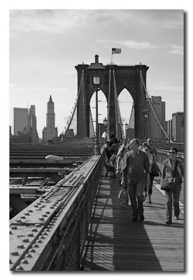 Paseantes en el puente Brooklyn - Walkers on the Brooklyn bridge