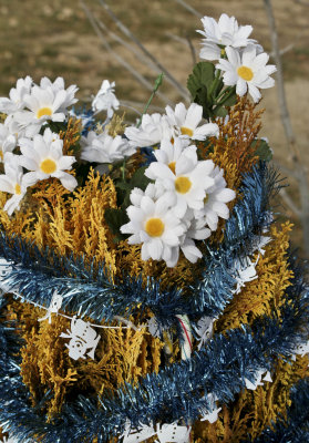 Daisies, garland and little snowmen decorate this little tree.
